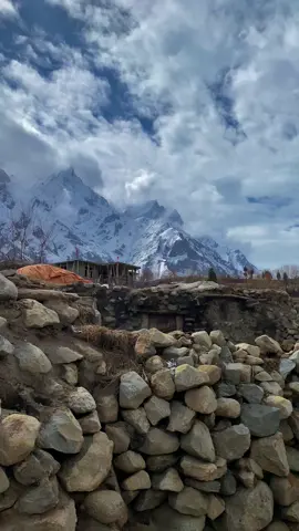 Gaon ♥️#pahardii #ghoomopakistan🇵🇰 #unfrezzmyaccount #explorepakistan #naturevibes #unfrezzmyaccount #traveltiktok 