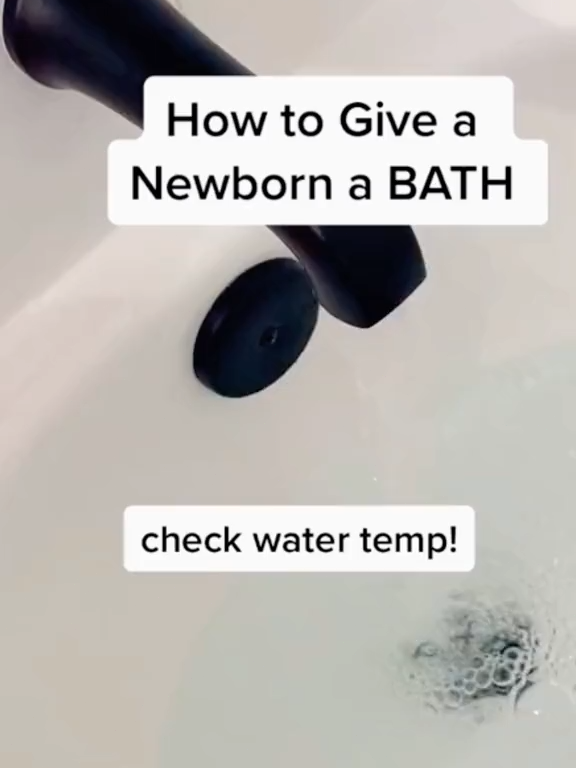 newborn bath hack#newborn  #newborntips  #firstbath  #momhack  #parenthack  #newbaby  #newmom  （vidfrom：nurse.carly )