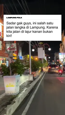 Lokasinya di Jalan Brigjen Katamso (depan Simpur Center), Bandar Lampung.  Kayaknya ini satu-satunya deh jalur dia di lajur kanan di Lampung, atau di daerah lain ada juga gak guys? #LampungFolk #InfoLampung #beritalampung #lampung #wisatalampung #cafelampung #kulinerlampung #bandarlampung #simpur #simpurcenter 