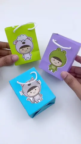 Diy paper gift bag mini #realmeซูมให้ได้ซีน #viralbeauty #papercraft #craft #easy #cute #gift #giftideas #bff #fun #video #tutorial #оригами #foryou #LearnOnTikTok #foryoupage #new #trending #DIY #toy #mini #miniature 