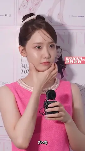 Q: (Which side of your cheeks is softer?) *꾸욱 (left cheek) *뽀용 (right cheek) YoonA: 