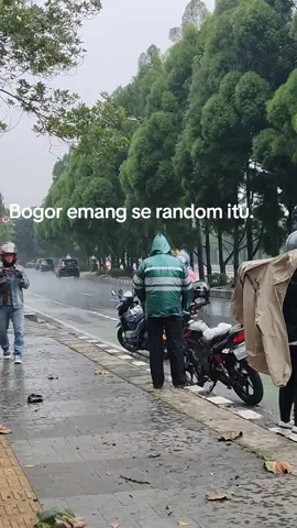 jas ujan: santai dulu gak sih ☺☺ #hujan #bogor 