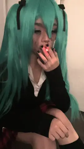［ 🩵🩹；he ／ him ］just  a  little  bit  colder ｡｡｡ #miku #hatsunemiku #hatsunemikucosplay #rollinggirl #rollinggirlcosplay #rollinggirlmiku #rollinggirlmikucosplay #hatsunemikurollinggirl #hatsunemikurollinggirlcosplay #mikuhatsunecosplay #mikuhatsune #mikuhatsunerollinggirl #mikucosplayer #cosplay #cosplayer #chile #cosplayer