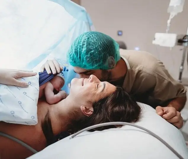 NASCEU ♥️! A filha de Fernanda Paes Leme e Victor Sampaio nasceu nesta quarta-feira (17). Pilar, primeira filha do casal, nasceu com 50 cm e 3,325 kg. Os pais de primeira viagem compartilharam as primeiras fotos da filha com o portal Hugo Gloss. 📸Reprodução/Instagram 