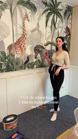 Dschungel Zimmer 🦓🦧🦒 ..ich kann noch garnicht glauben, dass wir es wirklich geschafft haben - das Zimmer für Baby Nr. 3 ist fertig 🫶🏻 Die Fototapete von @photowall_sweden ist ein absolutes Highlight und sie passt perfekt zum Zimmer! Wir sind absolut verliebt und freuen uns schon, unserem Baby bald alles zeigen zu können 💛 Wie gefällt es euch? 🦁 •••••••••••••••••••••••••••••••••••••••••••• #babyzimmer #babyroom #babyroomdecor #babyzimmerinspiration #kinderzimmer #kinderzimmerideen #safarizimmer #dschungelzimmer #tapete #fototapete #photowallsweden #schwangerschaft #schwanger #baby2024