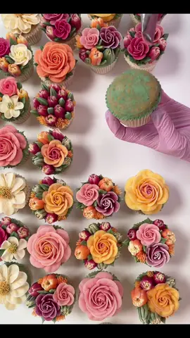 Roses are my favourite flowers to pipe 🌹💗 You can find my Rose tutorial on the website - link in bio 💗 . #cake#cupcakes #flowers #flowercupcakes #buttercreamflowers #cakedecorating #caketutorials #baking #piping #petalsbakehouse 
