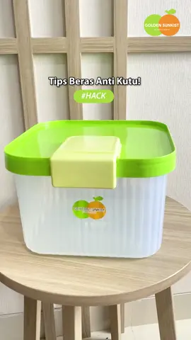Tempat Beras berukuran pendek, bisa muat sampai 6 Liter beras🥰 Lengkap diatasnya ada tempat bawang untuk pengusir kutu, jadi Goldis gak khawatir lagi deh!!☺️ #tempatberas #tempatberaskekinian #goldensunkist #peralatanrumahtangga #perabotrumahtanggaunik 