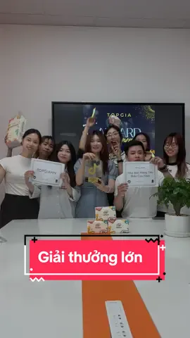 Topgia HN nhận giải thưởng nhà bán hàng tiêu biểu của năm 😘 #topgiahn #giayantopgia #khangiaytopgia #viral #fyp 