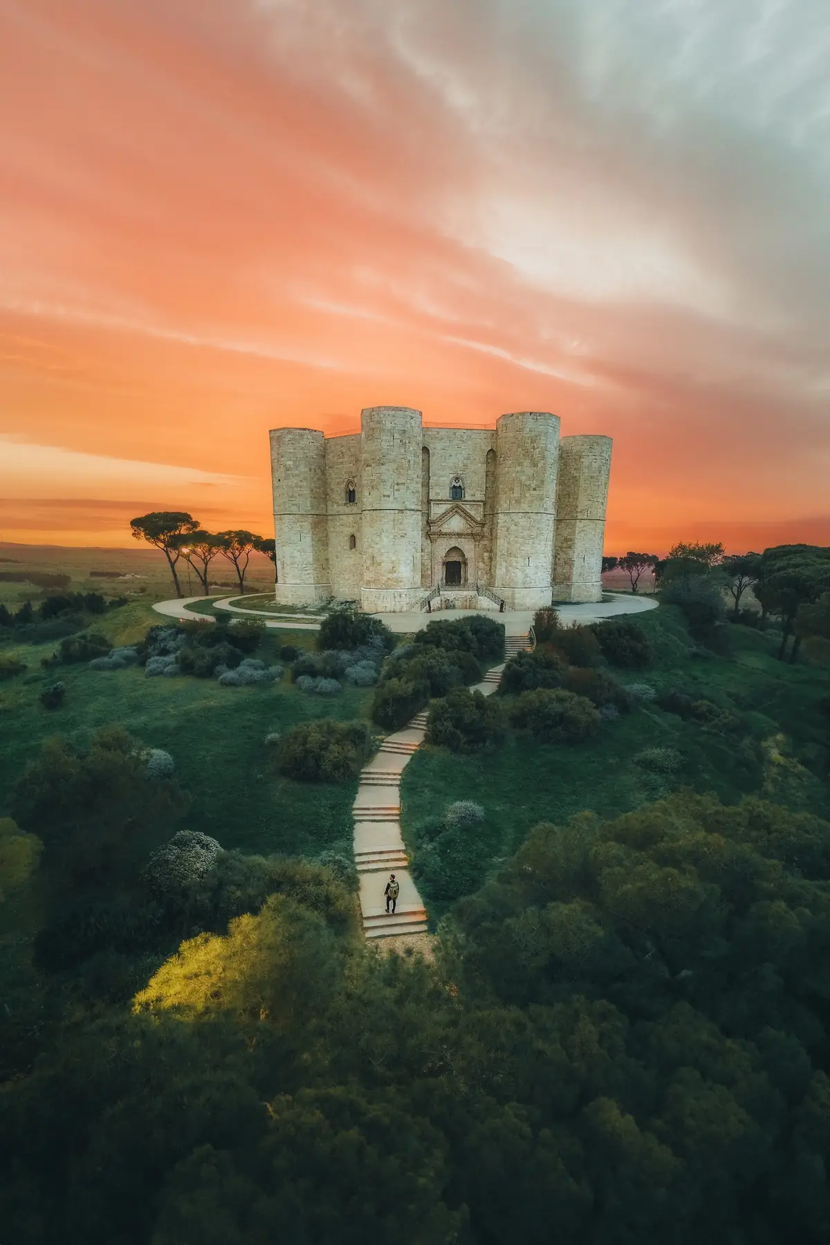 Anzeige • The Castel del Monte 🏰 is located in the beautiful region of Puglia🇮🇹 and was built in the 13th century.  It’s famous for its bold octagonal plan, and classicizing details of the architecture. In 1996, Castel del Monte was named a World Heritage Site by UNESCO, which described it as „a unique masterpiece of medieval military architecture“ 🙌.  If you visit the gigantic castle, you should also take a trip to Andria. There you can not only stroll through the city but also explore some of the things under the town🤩. Caves up to 12 meters deep have been discovered, some of which are connected by tunnels 😱.  | 📍Castel del Monte / Puglia (Italy 🇮🇹) | @WeAreinPuglia  @Regione Puglia  @UNESCO  | #castle #castles #chateau #zamek #castillo #burg #burgenundschlösser #castlephotography #photography #photographer #dronephotography #dronephoto #weareinpuglia #PatrimoniDiPuglia #CasteldelMonte #unesco