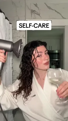 it’s self-care 🥺🫶🏻 this is a day 4 refresh! @Dyson USA #curlyhair #diffusingcurlyhair #diffusingcurls #curlyhairroutine #curlyhairtutorial #girltherapy 