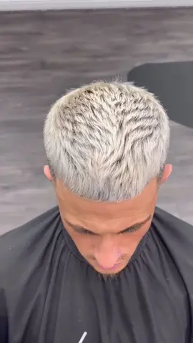 Coming through with the textured crop ⚡️ Lined up with the Hi-Viz trimmer, made for perfect crops and edges.  @Calum Hill x @Cal Newsome  #WahlHiViz #ukbarber #crop #blonde #blondehair #menshair 