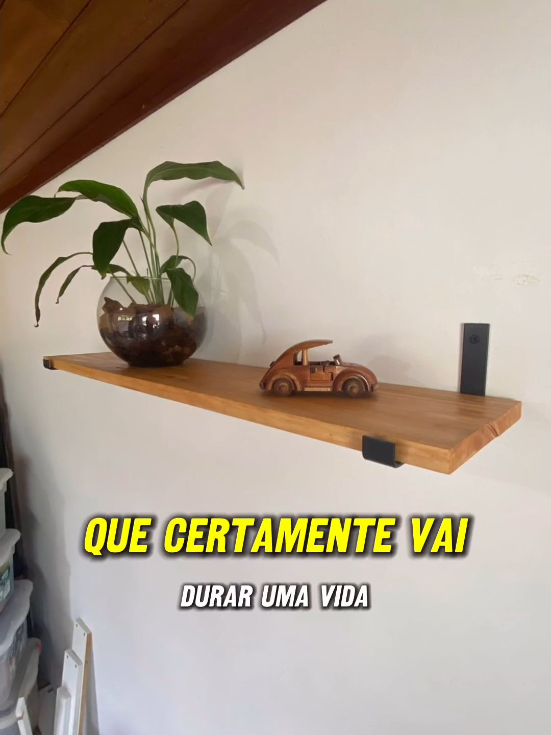 Organização e estilo para sua casa! Conheça nossas prateleiras em madeira maciça que vêm acompanhadas de conjunto de mão francesa invertida em ferro fundido. Com acabamento de altíssima qualidade, essa é uma peça que certamente vai durar uma vida inteira no seu lar. Temos vários tamanhos disponíveis e você pode personalizar o seu do jeito que quiser. E aí, o que achou? Teria na sua casa? #marcenariaartesanal #viamao #portoalegre #madeira #marcenaria #marcenariars #poa