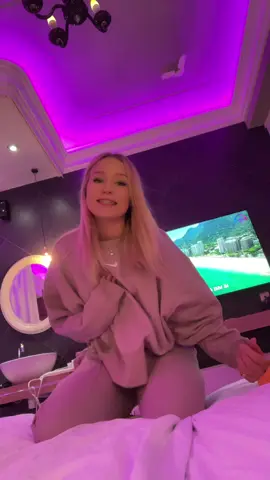 wypuściliśmy nową piosenke którą nagrywalismy w busie 💗