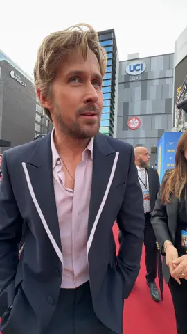 We had the honour to ask Ryan Gosling about his favorite memory from the set of his new movie „The Fall Guy“🥹❤️‍🔥 #ryangosling #thefallguy #thefallguypremiere #ryangoslingberlin #uciluxe #uberplatz #fürdich 