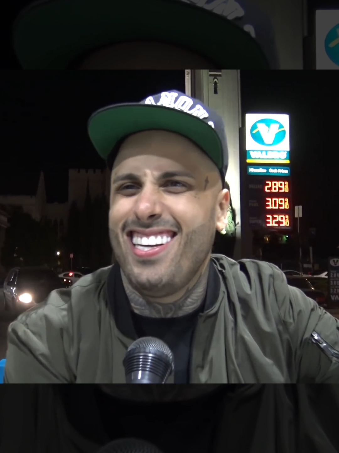 Le preguntan a Nicky Jam en la gasolinera.... #nickyjam #loscangris #reggaeton #reggaetonviejito