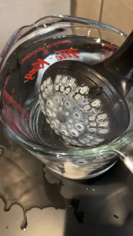 How to remove hardwater buildup from your shower head ✨🤍 #cleaninghacks #hardwater #CleanTok #clean #sahmlife 