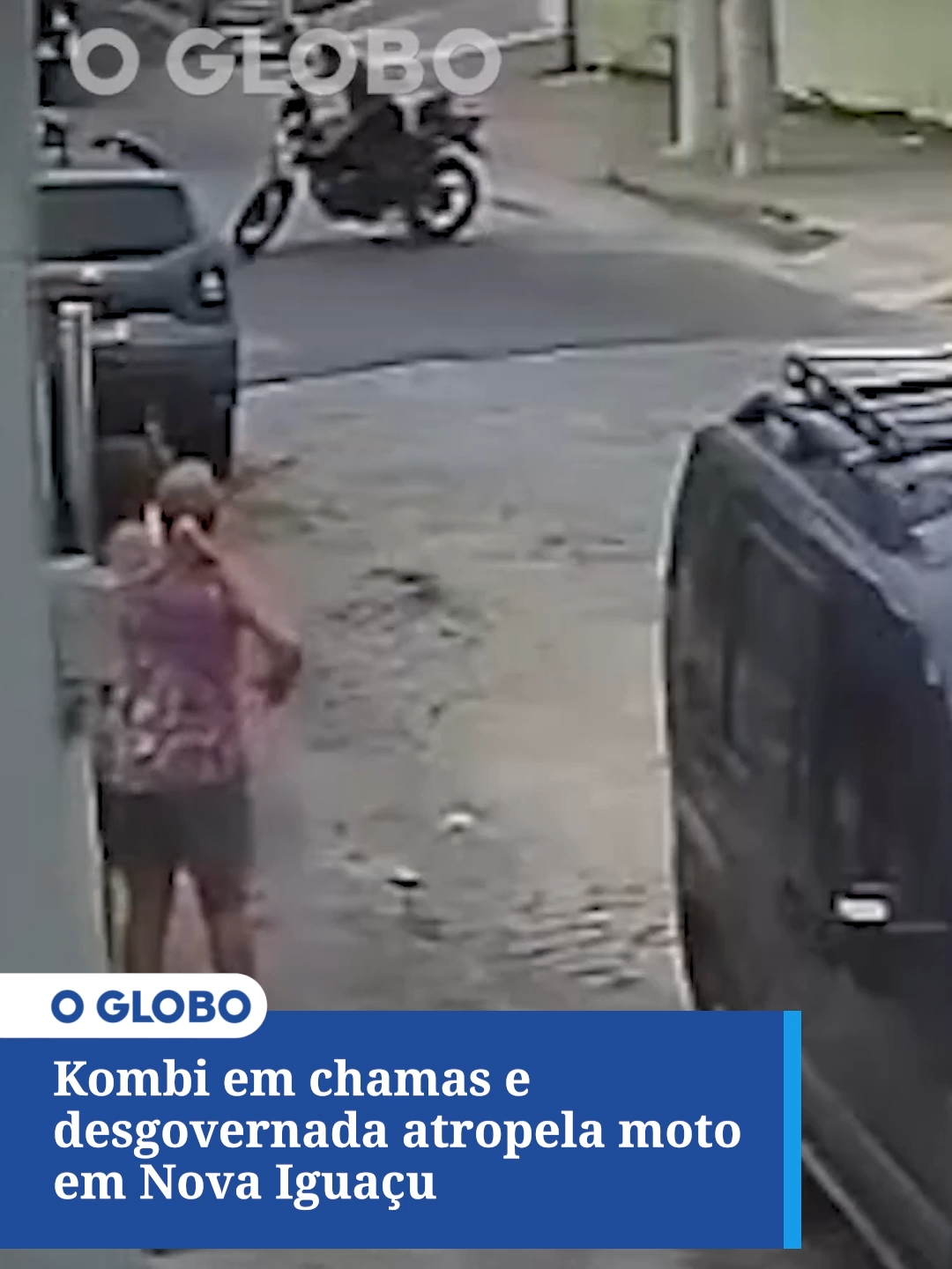 CENA DE FILME | Kombi em chamas e desgovernada atropela moto em Nova Iguaçu (RJ); motociclista teve ferimentos leves. #JornalOGlobo #TikTokNoticias #TikTokNews