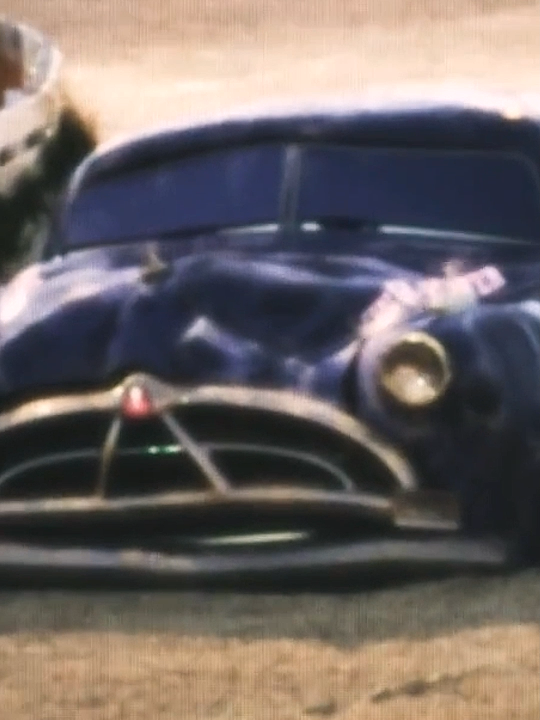 Hudson Hornet'in anlattıkları ilk filmde mcqueen'e çok uzak ihtimaller gibi geliyorken üçüncü filmde onun yaşadıklarını yaşaması, etrafındaki insanların zamanla değişmesi, neredeyse yenilmez biriyken zamana yenik düşmesi, yenilgisini kabullenememesi...  #cars #animasyon #filmedit #dizifilmreplikleri