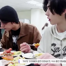 Sunghoon looks really cute while eating #sunghoon #heeseung #heehoon #enhypen #fyp 