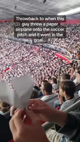 Keep your eyes on the paper airplane 👀 #Pubity #RoadTo15M  (Lea Roeck via ViralHog)