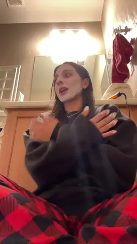 Ngl this face mask is a lil scary but this dance is literally my entire fyp rn #foryou #trending #dance #SelfCare 