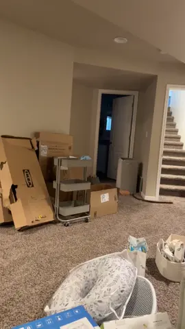 When your new stroller and baby bag come in the mail😂…wait for it #lululemon #newdad @yoboivaituu 