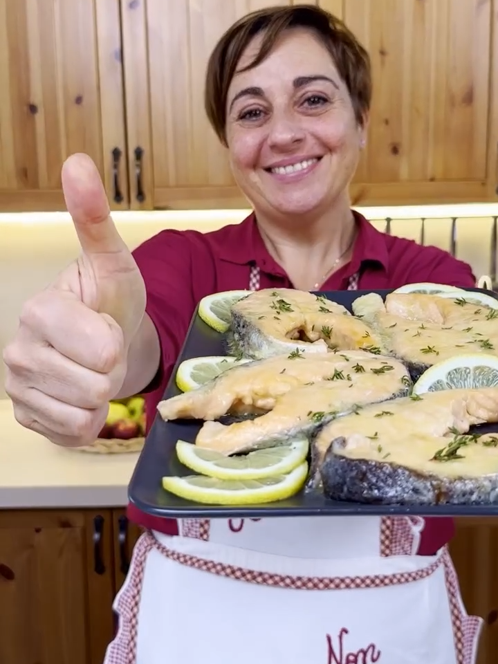 SCALOPPINE DI SALMONE AL LIMONE Una ricetta facile, sfiziosa e velocissima 👍 INGREDIENTI 4 tranci salmone 1 limone spremuto 1/2 bicchiere di acqua Farina q.b. Sale q.b. Olio d’oliva q.b. Timo q.b. PROCEDIMENTO Infariniamo i tranci di salmone. In una padella, scaldiamo un po’ d’olio d’oliva e aggiungiamo il salmone. Facciamo rosolare qualche minuto e poi giriamo. Intanto spremiamo il limone con uno spremiagrumi, versiamo il succo in padella, aggiungiamo il mezzo bicchiere d’acqua, un pizzico di sale e copriamo con il coperchio. Lasciamo cuocere per 5-6 minuti e spegniamo la fiamma. Impiattiamo le nostre scaloppine guarnendo con qualche fettina di limone, il sughetto e un po’ di timo fresco, se ci piace. Pronti a servire il nostro meraviglioso salmone! #salmone #scaloppinedisalmone #fattoincasadabenedetta #benedettarossi #ricettafacile #recipe #cucinaitaliana 