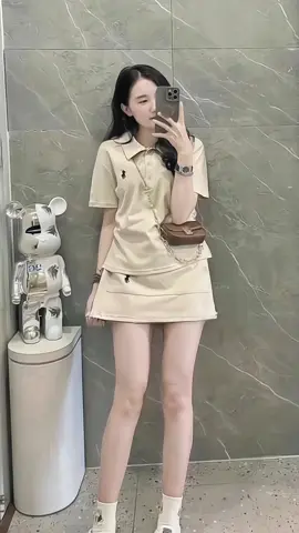 Tin được không với 1XX cành hoa đã sở hữu set áo polo có thêu hình ngựa mix với chân váy chữ A phối túi  này. Em này mặc ở nhà hay đi chơi đi học thêm đều ok luôn ý #xuhuongthoitrang #thoitrangnu #setdoxinh #setdonu #fyp #xuhuong 