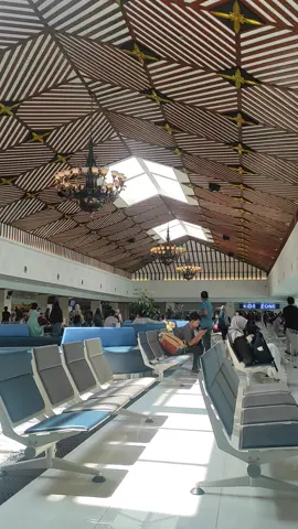 mentahan lagi di ruang tunggu bandara Internasional Adi Sumarmo Solo, Boyolali #mentahanjalanjalan #storyprank #storywhatsapp #mentahanvideo #mentahan #story #aesthetic #aesthetic 