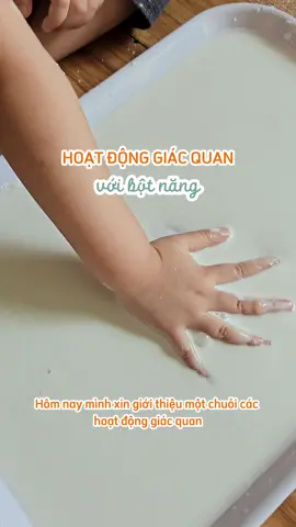 Con ngồi cả tiếng để xoa xoa, xúc xúc.  Thỏa sức khám phá với một nguyên liệu dễ tìm, giá rẻ 😁 #giaoducsomtainha #hoatdongmamnon #hoatdongchobe #mamnonsangtao #thucongchobe 