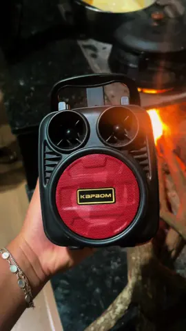 Caixa de Som pequena, mas suuuper potente!! Pra te acompanhar nos melhores momentos! 😍 👉🏼 Cartão de memória  👉🏼 USB (pendrive) 👉🏼 Rádio FM 👉🏼 Cabo auxiliar 👉🏼 Bluetooth  Tempo de reprodução entre 3-4horas Recarrega via cabo micro USB R$ 55,00  #caixadesom #som #roça #fogaoalenha #lojadecelulares 