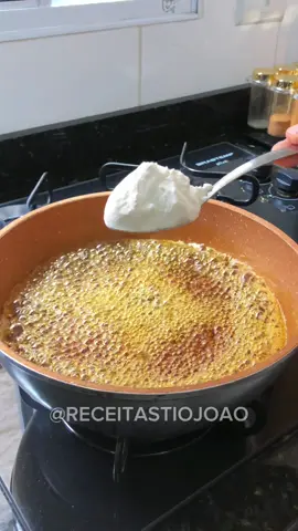 Jogue amido de milho no caramelo, nenhuma confeitaria quer que você saiba! Ingredientes: 4 xícaras de açúcar 2 xícaras de água fervendo 2 colheres de amido de milho  1/2 xícara de água  Deixe derreter o açúcar, adicione em seguida a água. Depois acrescente o amido. Misture um pouco depois desligue o fogo. Coloque em uma garrafa esterilizada. Deixe 12 horas em um ambiente arejado e a tampa com um pano ou papel toalha. No outro dia está pronto o melaço ou mel fake. #receitas #mel #melaco #dica #culinaria 