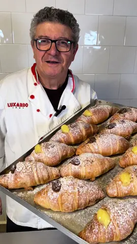 Ricetta cornetti 🥐  un classico per la colazione italiana  INGREDIENTI PASTA BRIOCHE 1kg di farina tipo “0” 150g di zucchero semolato 150g burro 50g lievito 20g sale 4 uova 300g di acqua PER LE PIEGHE 350g burro #ricetta #cornetti #colazione #colazioneitaliana #dolci #dessert #pasticceria #croissant  #food #pastry #dolcifattiincasa #ricettefacili #perte #neiperte