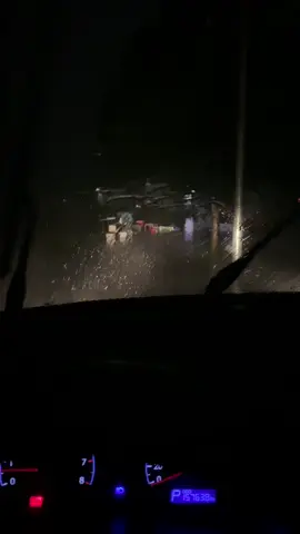 Trận mưa to quá 😢 2 thầy trò chạy DAT km buổi tối.khổ gặp 2 ông bà bán nc mưa dọn hàng ko.kịp lại mất điện nên dừng xe soi đèn cho ông bà dọn hàng 😢 😢#thibanglaixe #600caulythuyet #120tinhhuongmophong🚘 