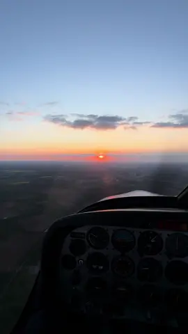 Sunset Flight ✈️ #avion #pilote #pourtoi #foryou #pilotedeligne #plane #dr400 #ppl #sunset #coucherdesoleil 