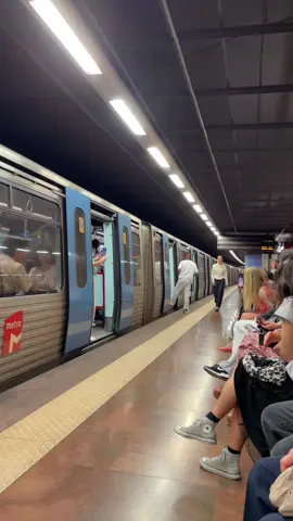 desfile no metro também conta?   @facemodelsagency  #fashion #FashionTikTok #model #Runway #runwaywalk 
