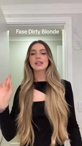 Se vc quer ter o cabelo loiro cumprido por muitos anos, você tem que aprender a passar pela fase do loiro feio ou “dirty blonde”. Fase do loiro feio é quando você fica mais de 6 meses sem retocar e o cabelo não fica nem loiro nem escuro, porém vc perde o glow do cabelo loiro. Essa fase é importante porque se vc quer manter um cabelo cumprido e loiro, você PRECISA dar um tempo pro seu cabelo recuperar, e esse tempo provavelmente é quase 1 ano. Menos que isso vc vai danificar muito seu fio se resolver descolorir e uma hora ou outra vai ter um corte quimico.  Infelizmente mesmo usando os melhroes produtos do mercado, o que mais vai ajudar a manter seu comprimento saudavel é o ✨Tempo✨.  #hairtok #fyp #cabeloslongos #loirosaudavel 