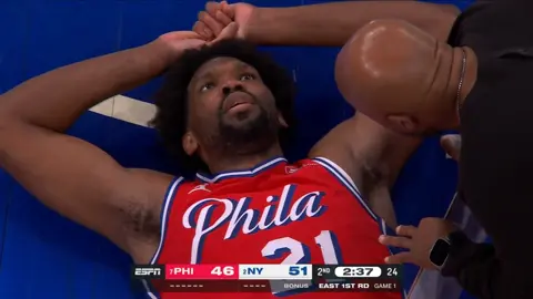 Joel Embiid insane self oop off glass for poster dunk but hurts his knee again 😬 #NBA #nbahighlights #nbahighlightstoday 