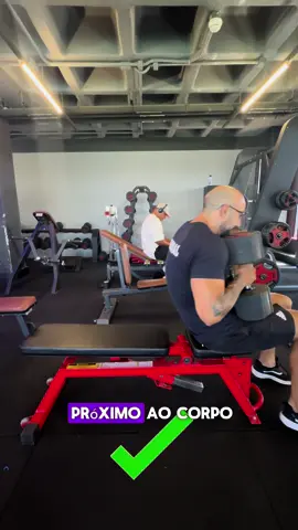 Dica de como dar início ao supino reto com halteres. 