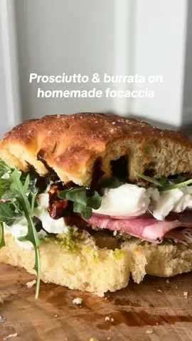 Prosciutto & burrata sandwich 🌿 #EasyRecipe #easylunchideas #prosciutto #burrata #sandwichrecipe 