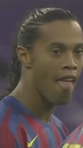 Cara unik Ronaldinho motivasi pemain Barca 🤯 #ceritabola #beritabola #kabarbola #shortsvideo #sepakbola #football #infobola 