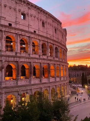 Buon compleanno Roma! ❤️ 2777 anni di storia e bellezza.🔥 #roma #21april #romacaputmundi #romacapitale #cittaeterna #tramontobellissimo #tramonto #sunset #sunsetlover #colosseo #colosseum #italia #italy 