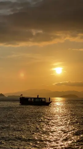 Kalo ada yang mo maso minta. Nona tarima saja jang ale pikir beta lai #labuanbajo #sunset #padar #lagutimur 