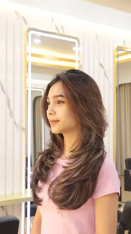 MODEL RAMBUT BUTTERFLY HAIR CUT , AUTO JADI MENAWAN! 😍 Dan inget yaa, cegah penuaan pada rambut supaya ga ada lagi rambut kering rusak akibat sering styling thanks to @Ellips Store ✨ Lindungi rupaya #rambuttetapmuda #djakartasalon #hairtok #GayaDiTikTok #TikTokFashion 
