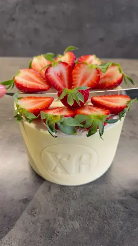Обов’язково до приготування сирна Паска з полуницею в білому шоколаді😍🍓⠀ ⠀  Я її готую до Великодня вже протягом 5 років і вона подобається всім, без виключення!⠀  Цього разу поексперементувала і додала легкої кокосової нотки завдяки кокосовому напою Yommy 🥥 Вийшло неймовірно смачно🥰 ⠀ ⠀  ІНГРЕДІЄНТИ (на форму діаметром 12 см, заввишки - 9 см): Для основи: ✅ 200 г білого шоколаду ⠀ ⠀  Для полуничного прошарку: ✅ 150 г полуниці (можна взяти будь-які свіжі або розморожені ягоди) ✅ 50 г цукру ✅ 1 ч.л. лимонного соку ✅ 2 г агар-агару ⠀ ⠀  Для начинки: ✅ 10 г желатину ✅ 130 мл кокосового Yommy ✅ 500 г крем-сиру або кисломолочного сиру (я взяла 50/50) ✅ 150 г цукрової пудри ✅ 50 г вершкового масла ⠀ ⠀  ГОТУЄМО: Основу: Шоколад розтоплюємо у мікрохвильовці або на водяній бані. Переливаємо в силіконову форму і рівномірно розподіляємо (можна пензликом). Прибираємо у холодильник до застигання. ⠀ ⠀  Полуничний прошарок: Полуницю нарізаємо кубиками, додаємо цукор, лимонний сік, агар-агар і доводимо до кипіння. Помішуючи, варимо 3 хв до загущення і даємо охолонути до кімнатної температури.⠀ ⠀  Начинку: Желатин заливаемо кокосовим напоєм, перемішуємо та залишаємо на 20 хв. Після цього розтоплюємо у мікрохвильовці або на плиті. До крем-сиру/кисломолочного сиру додаємо цукрову пудру, м’яке масло, розтоплений желатин та добре пробиваємо блендером до однорідності. ⠀  Збираємо: У форму з шоколадною основою шарами кладемо сирну масу та полуничний прошарок. Прибираємо у холодильник на 3-4 год, а краще на ніч. Перевертаємо десерт, обережно та повільно знімаємо силіконову форму. Прикрашаємо полуницею та подаємо! Смачного😘 ⠀ ⠀  #українськийтікток #україна #смачно #рецепт #рек #хочуврек 