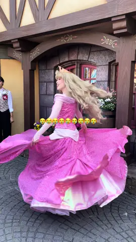 ディズニーランドでオーロラ姫に会ったとき、さすがに可愛すぎた、、 最近は芯の強いプリンセスが人気だしもちろん好きけど、王道プリンセスなあなたが私は小さい頃からずっと大好き😭💗💗#ディズニー #ディズニーランド #オーロラ姫 