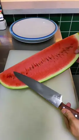 Master fruit chef shows us how to make a nice bowl