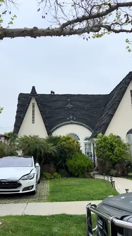 Ive never seen such whimsical roofing #whimsy #losangeles #beverlyhills #hocuspocus 