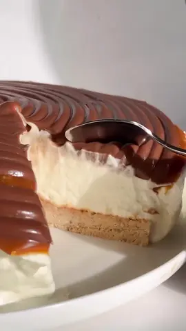 Чизкейк TWIX 🍰 Нежный чизкейк без выпечки и желатина! На вкус, как пломбир🍦, сверху сливочная карамель и шоколадный ганаш 🤤  #cake #cheesecake #выпечка #сладости #sweets 