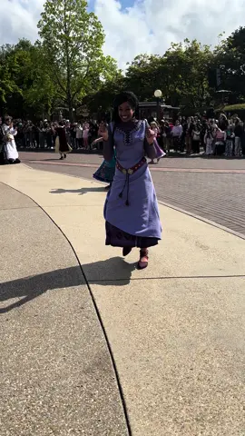 La belle Asha dans one million splashes of color. Son magnifique sourire est contagieux 😁 et vous vous l’avez vu? 💜  .  .  . #disneylandparis #dlp #asha #wish 